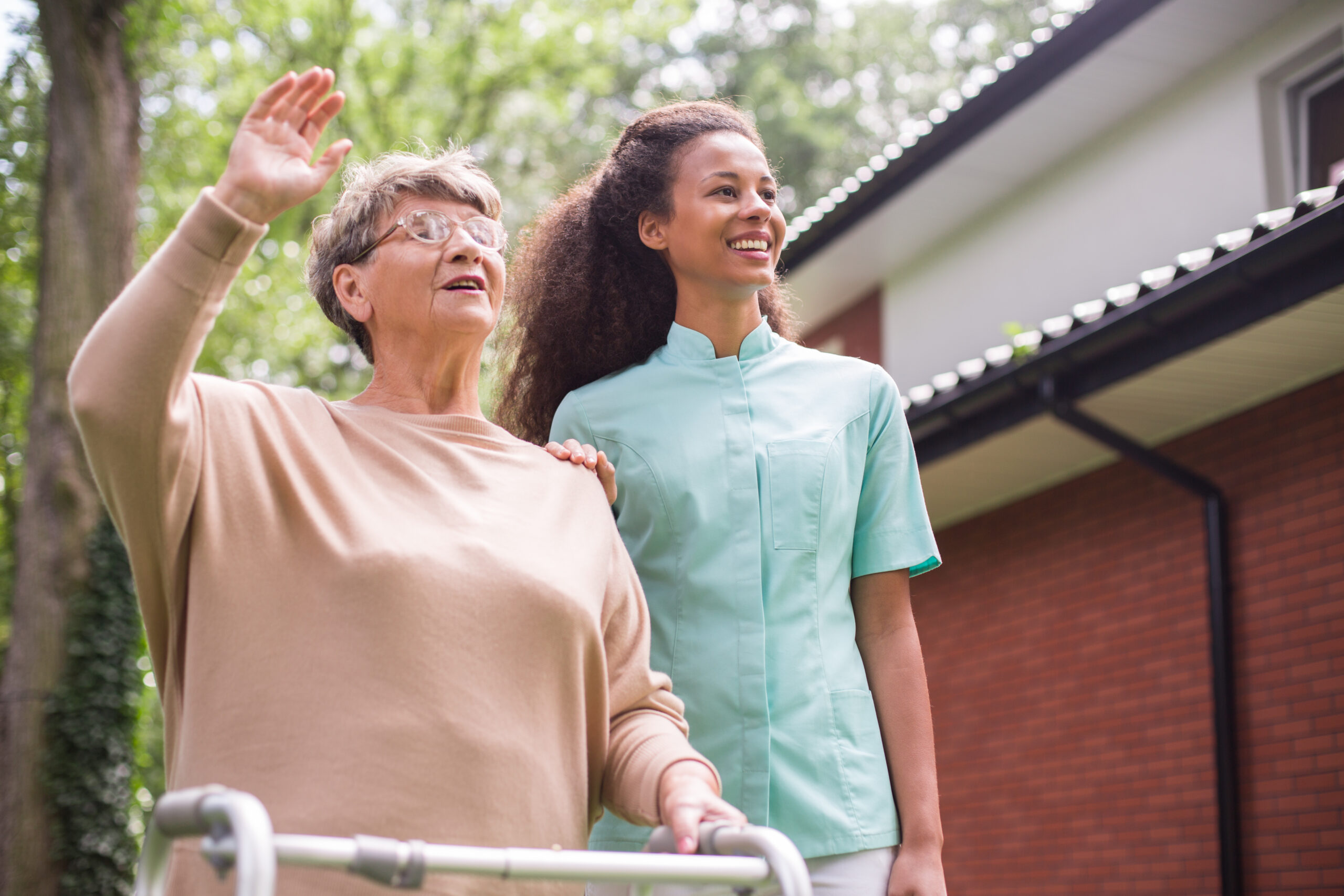 Pleasant Hill – Home Care A compassionate caregiver assisting a senior in Little Rock, AR with daily activities, promoting independence and dignity at home.